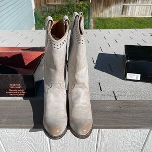 Zion brand new gorgeous boots! 😍😍 fit more like a 10.